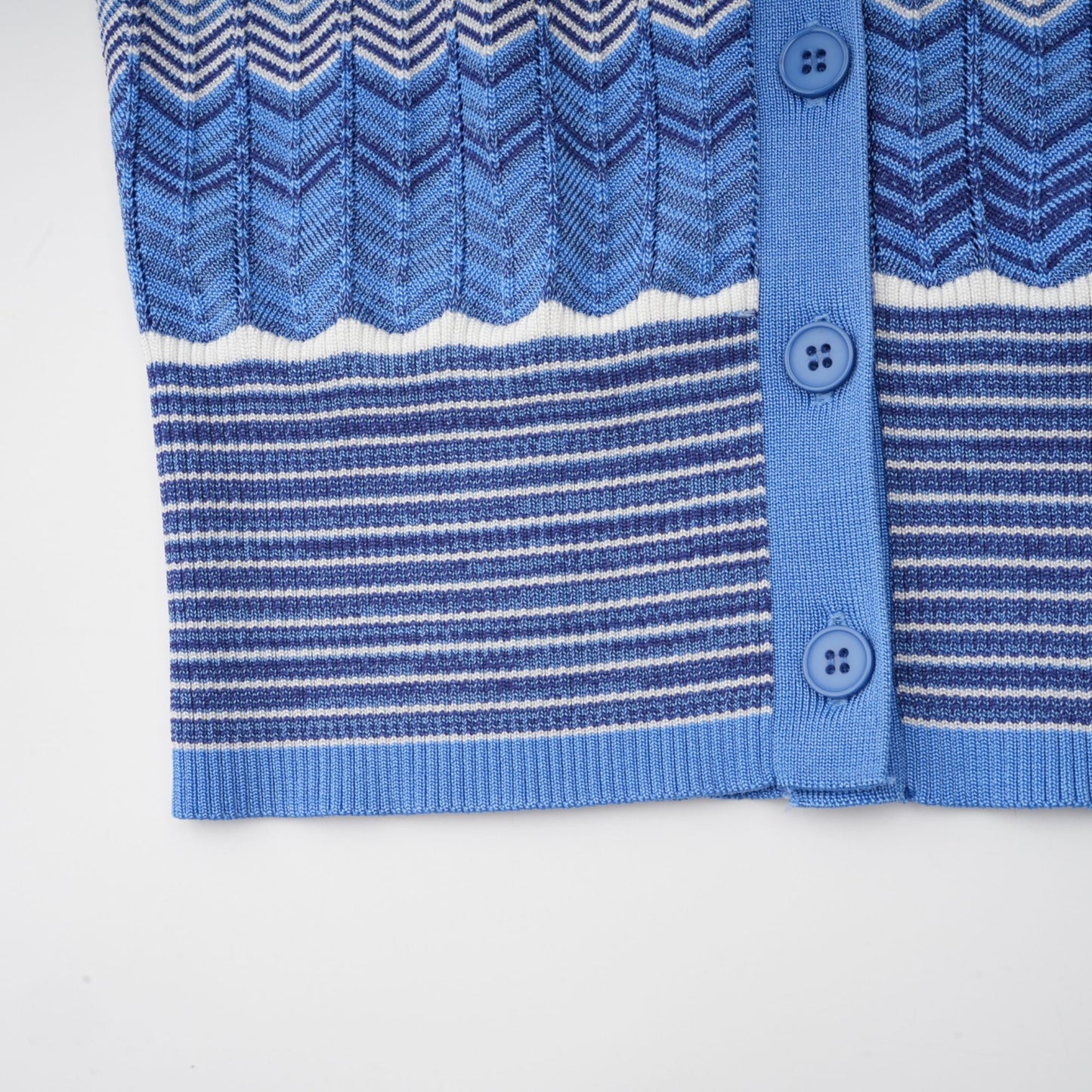 Top y falda de punto azul con diseño en zigzag