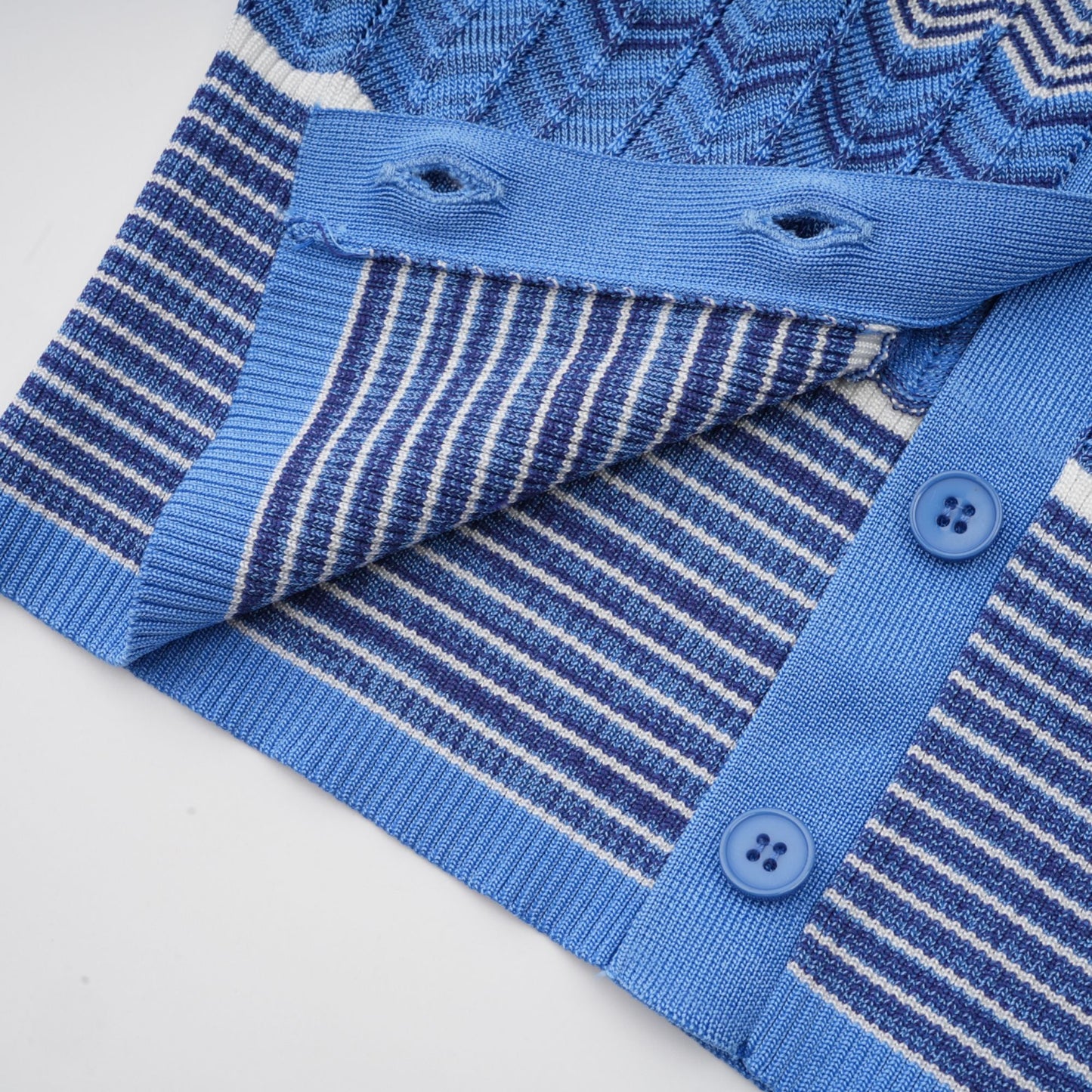 Top y falda de punto azul con diseño en zigzag