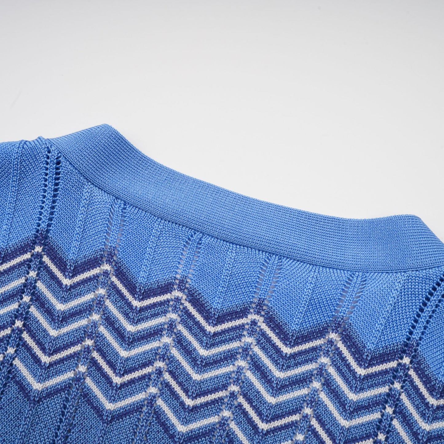 Top y falda de punto azul con diseño en zigzag