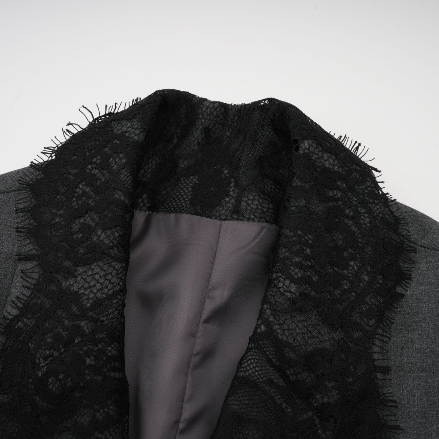 Blazer gris con ribete de encaje