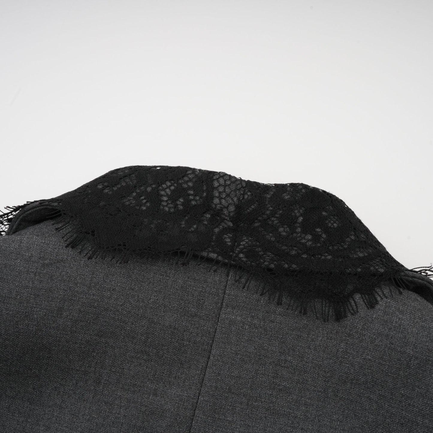 Blazer gris con ribete de encaje