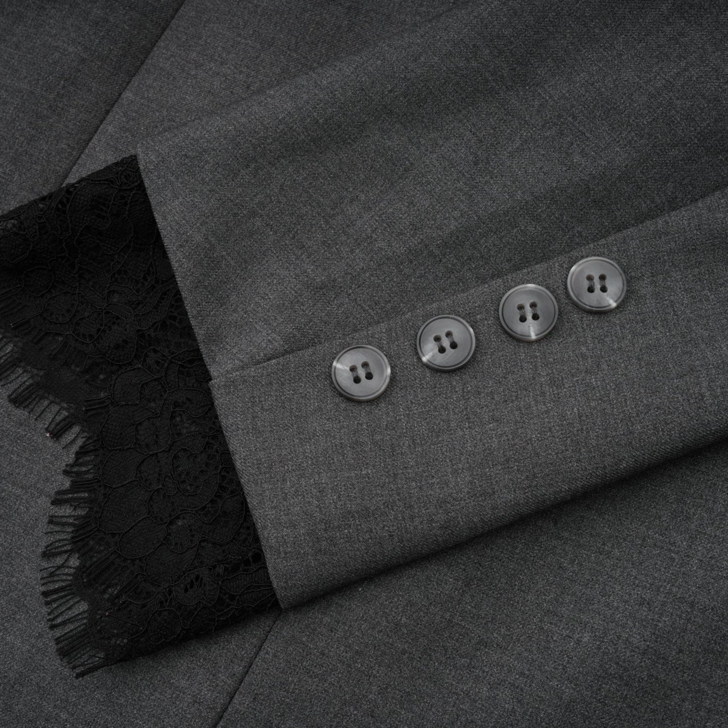 Blazer gris con ribete de encaje