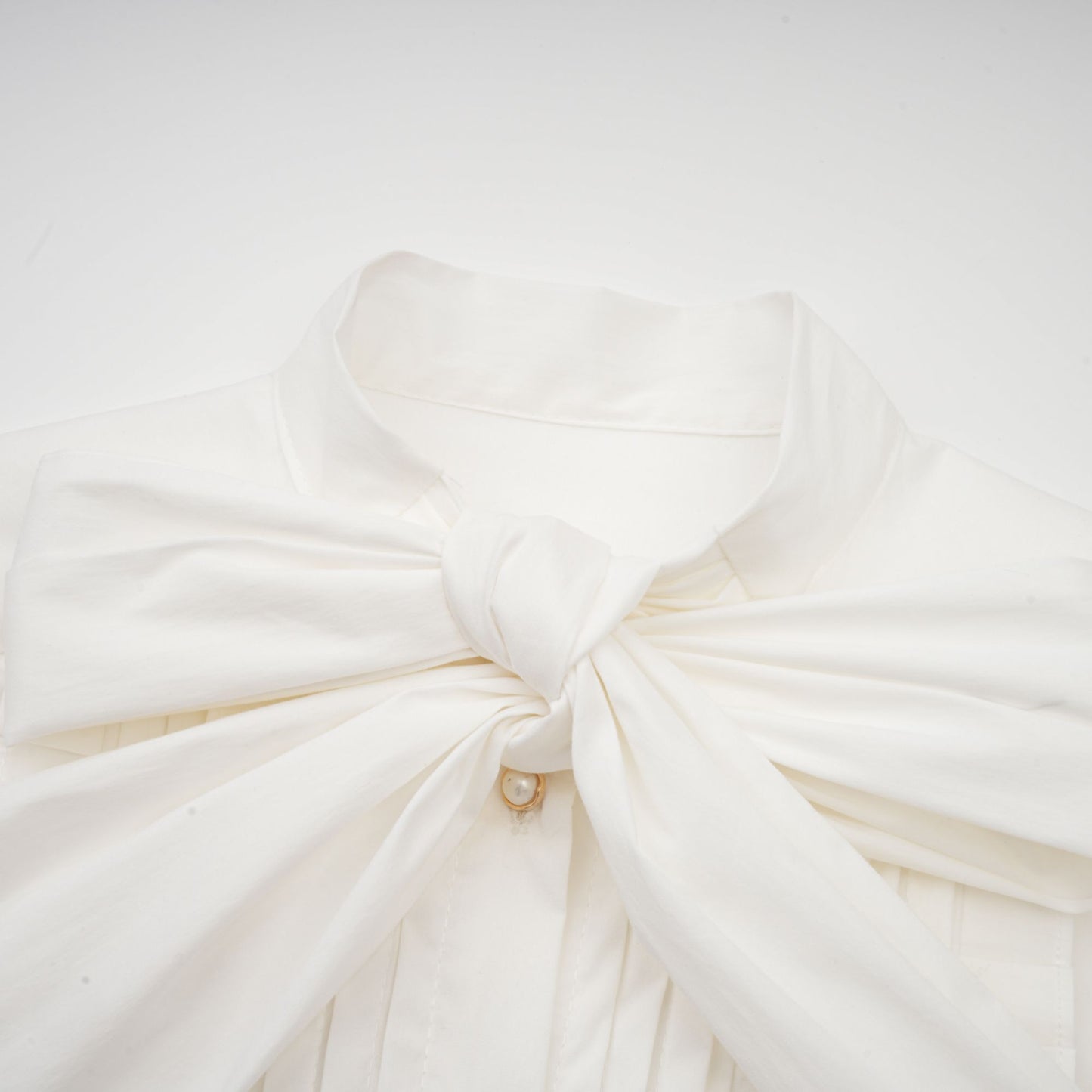 Camisa con cuello bufanda plisado