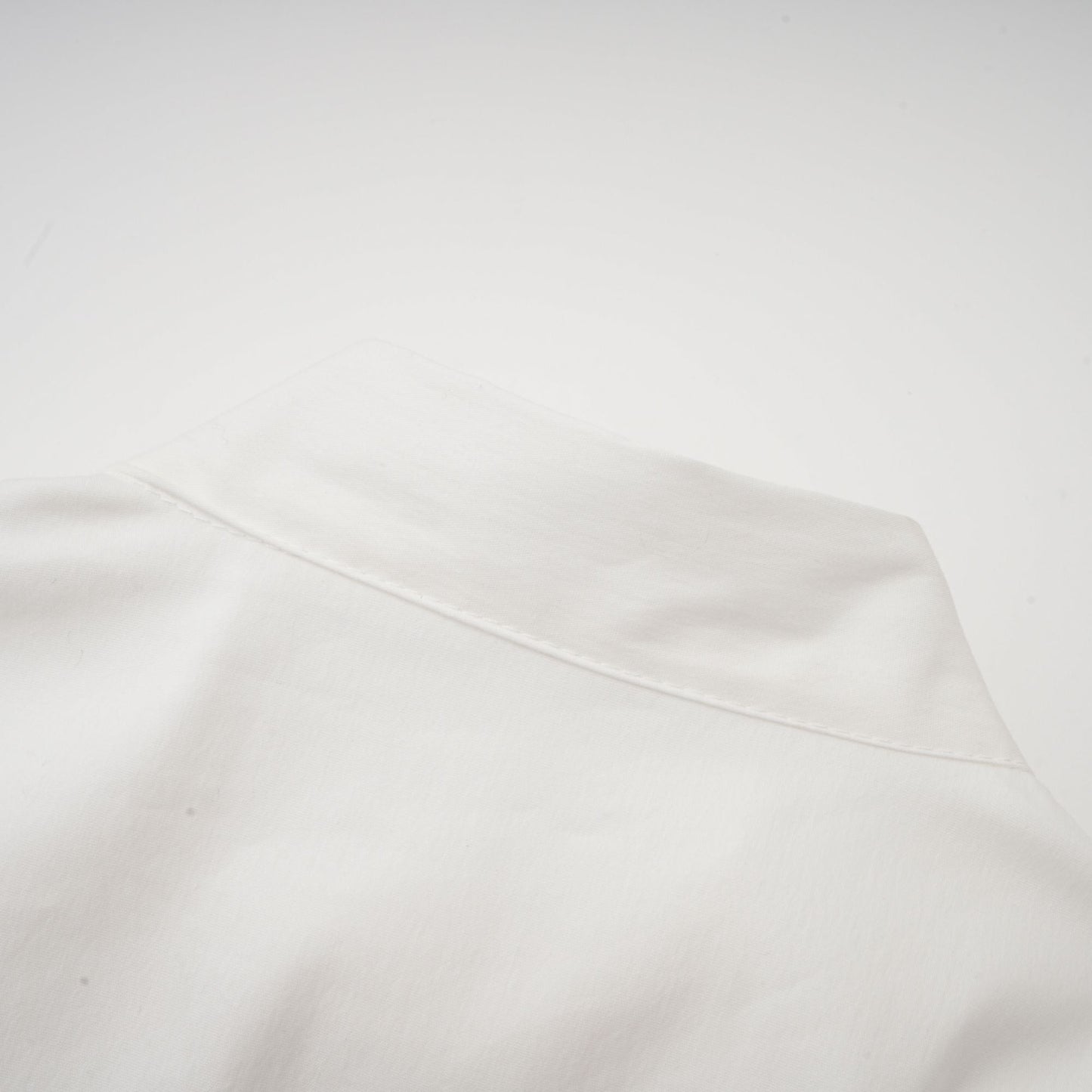 Camisa con cuello bufanda plisado