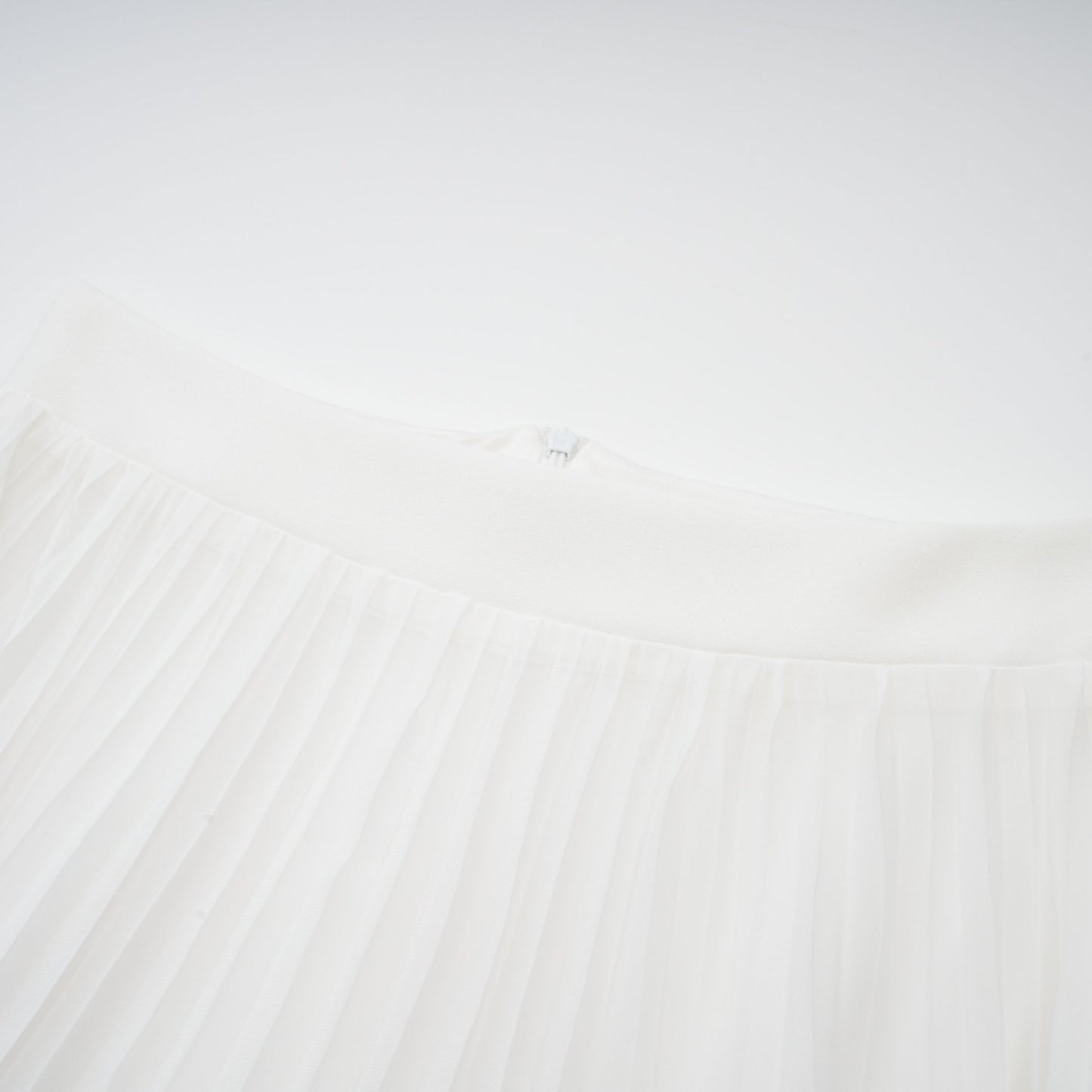 Vestido largo con capas y cuello halter