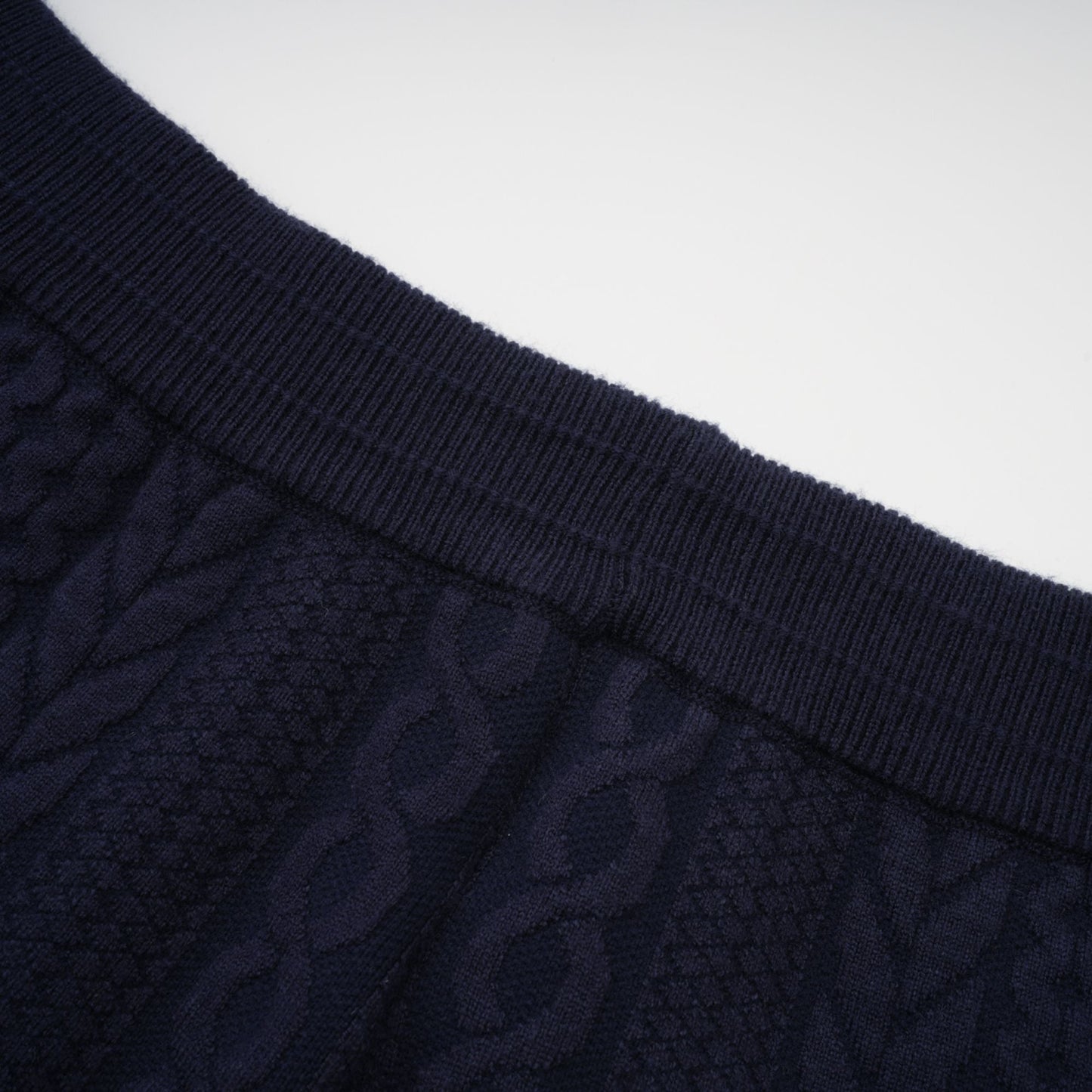Chaqueta de punto azul marino y pantalones
