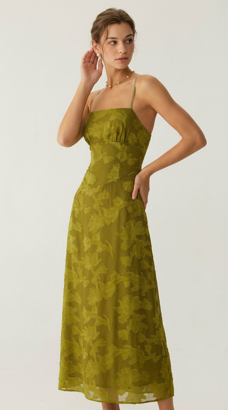 Vestido largo sin espalda con fruncidos y estampado floral verde