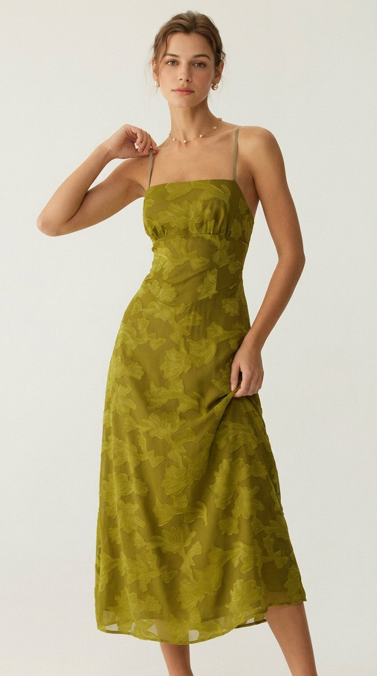 Vestido largo sin espalda con fruncidos y estampado floral verde