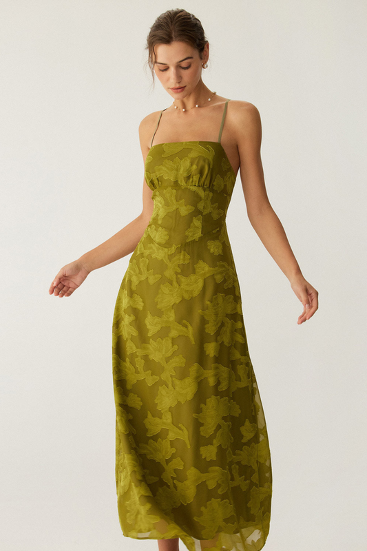 Vestido largo sin espalda con fruncidos y estampado floral verde