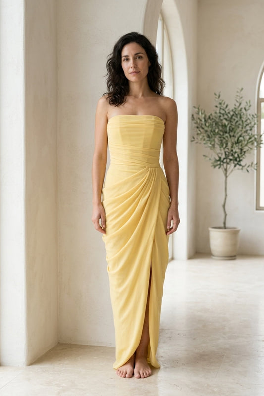 Vestido largo amarillo con fruncidos y cruce en la parte delantera de Safiya
