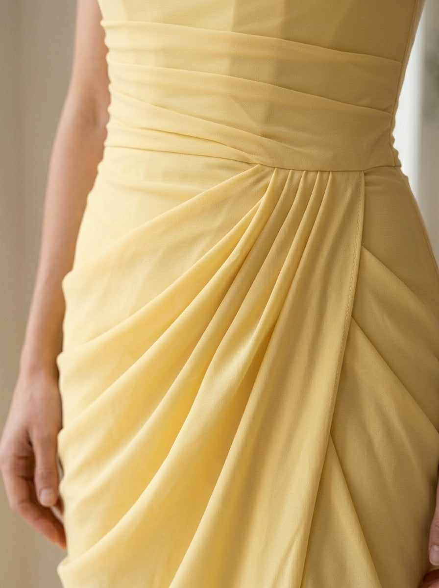 Vestido largo amarillo con fruncidos y cruce en la parte delantera de Safiya