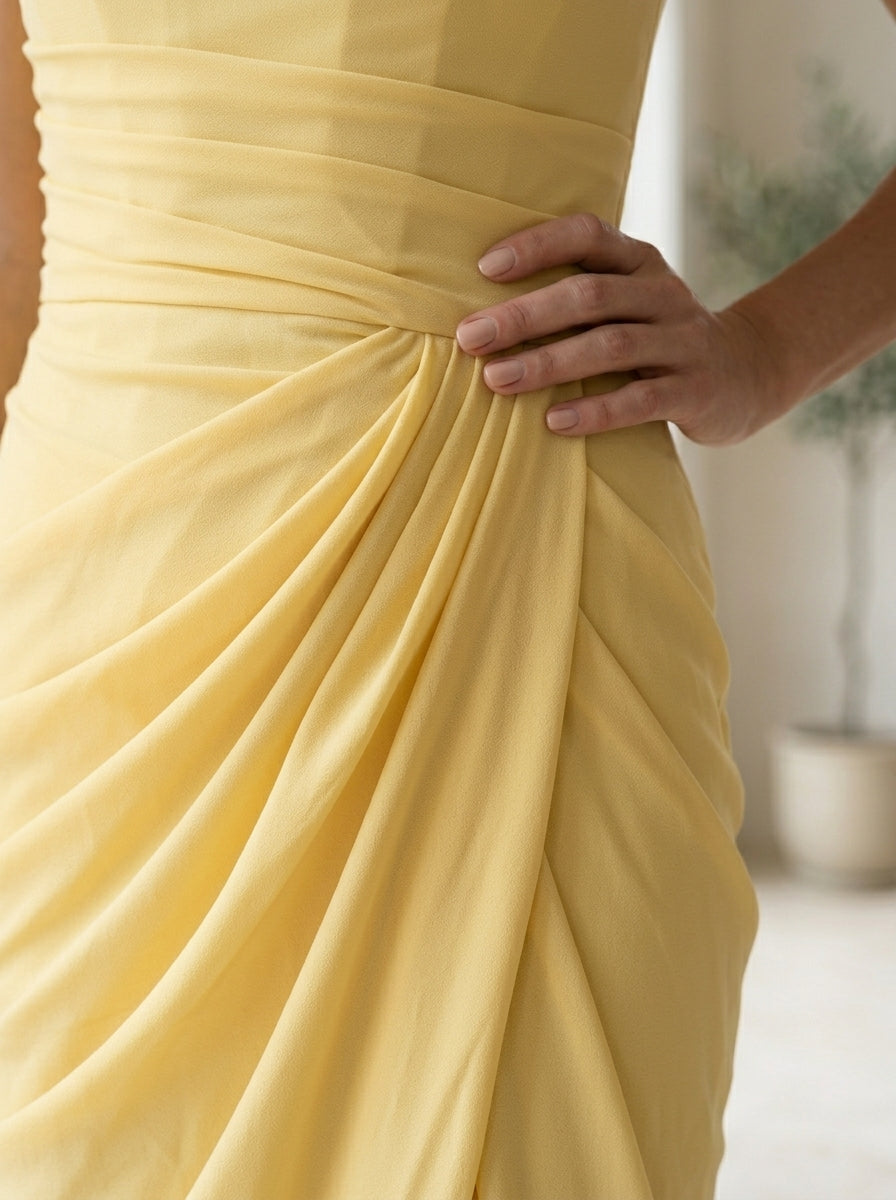 Vestido largo amarillo con fruncidos y cruce en la parte delantera de Safiya