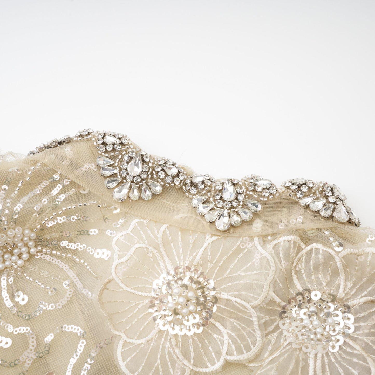 Chaqueta ligera semitransparente con flores bordadas
