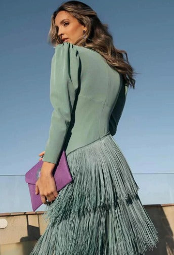 Vestido con mangas de flecos