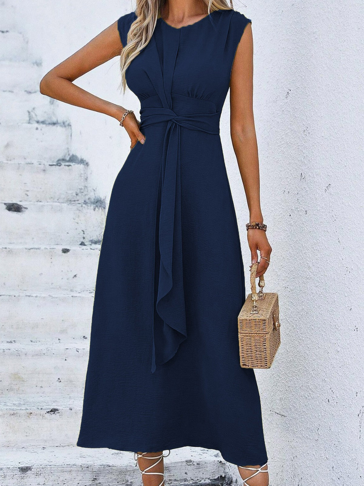 Eva - Vestido elegante sin mangas con cinturón ajustable