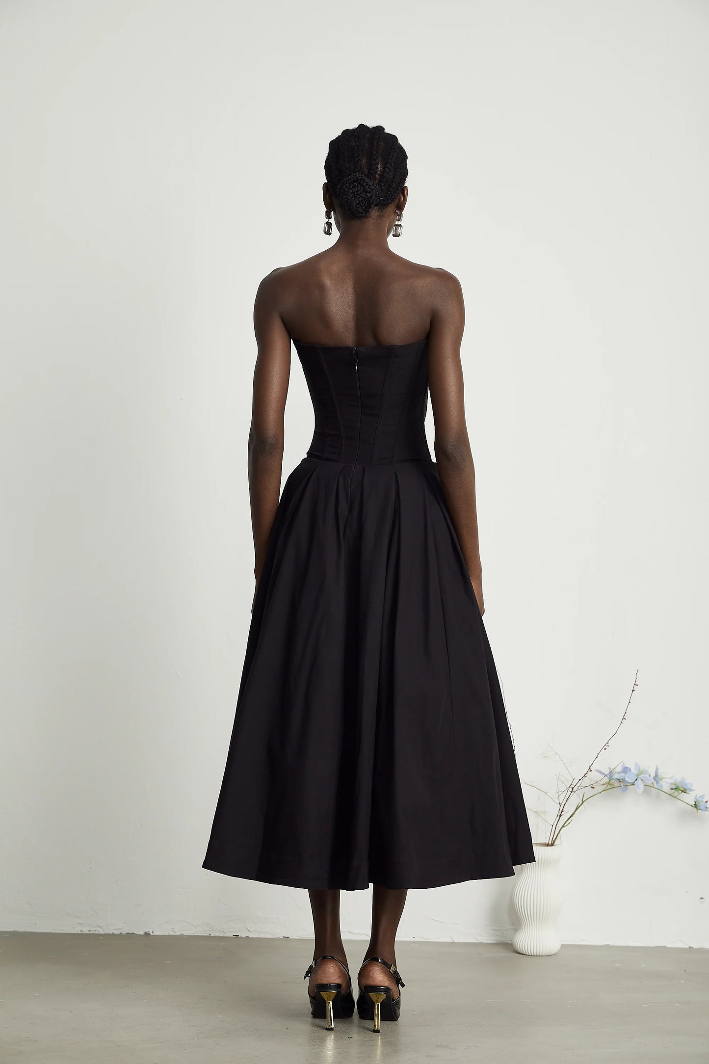Vestido midi con hombros descubiertos y corsé