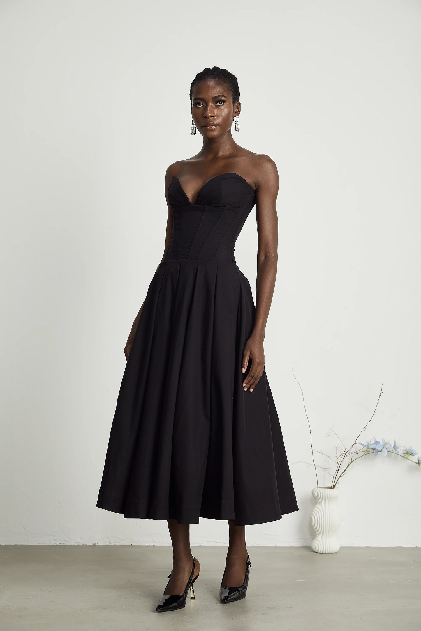 Vestido midi con hombros descubiertos y corsé