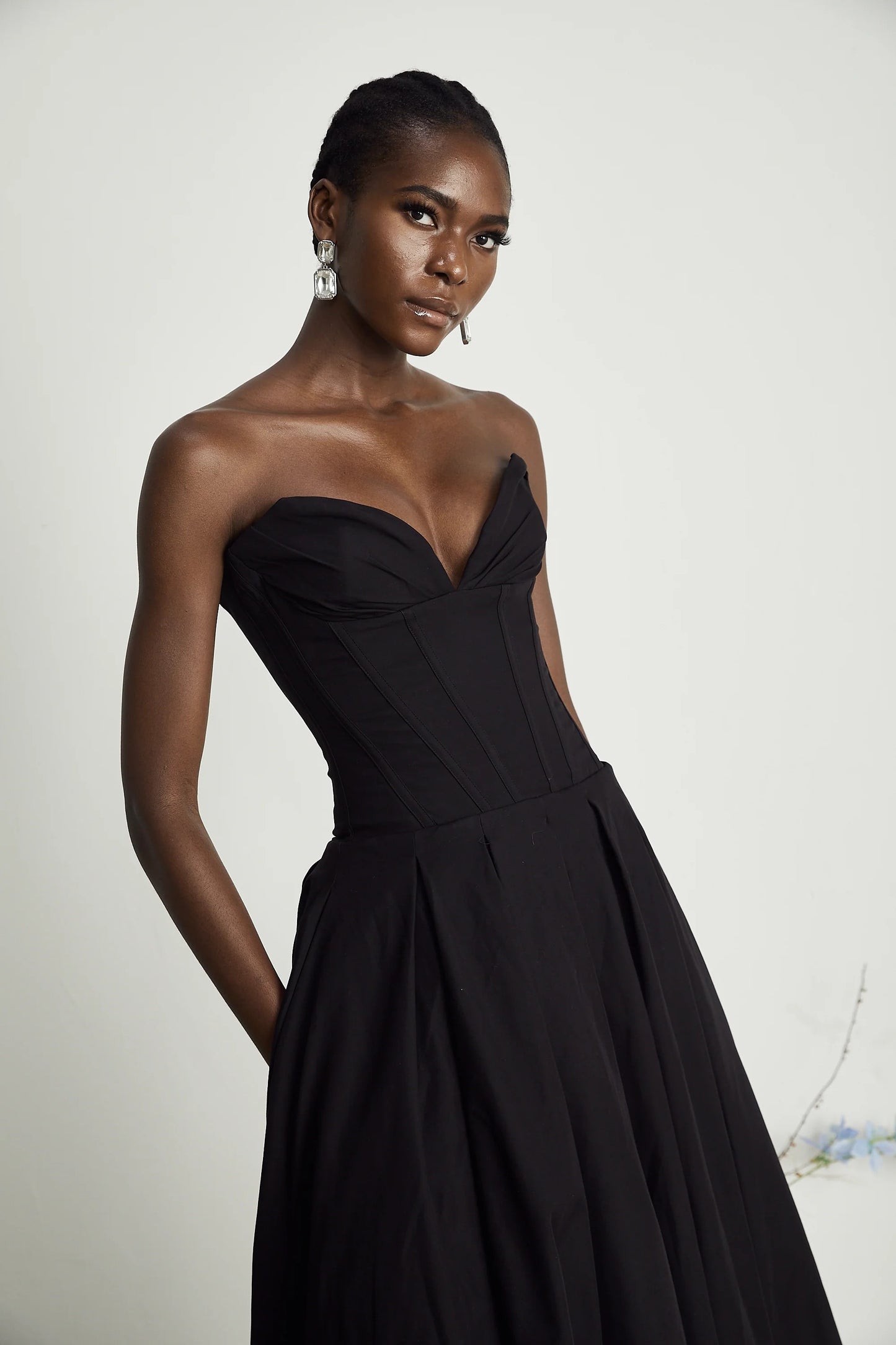 Vestido midi con hombros descubiertos y corsé