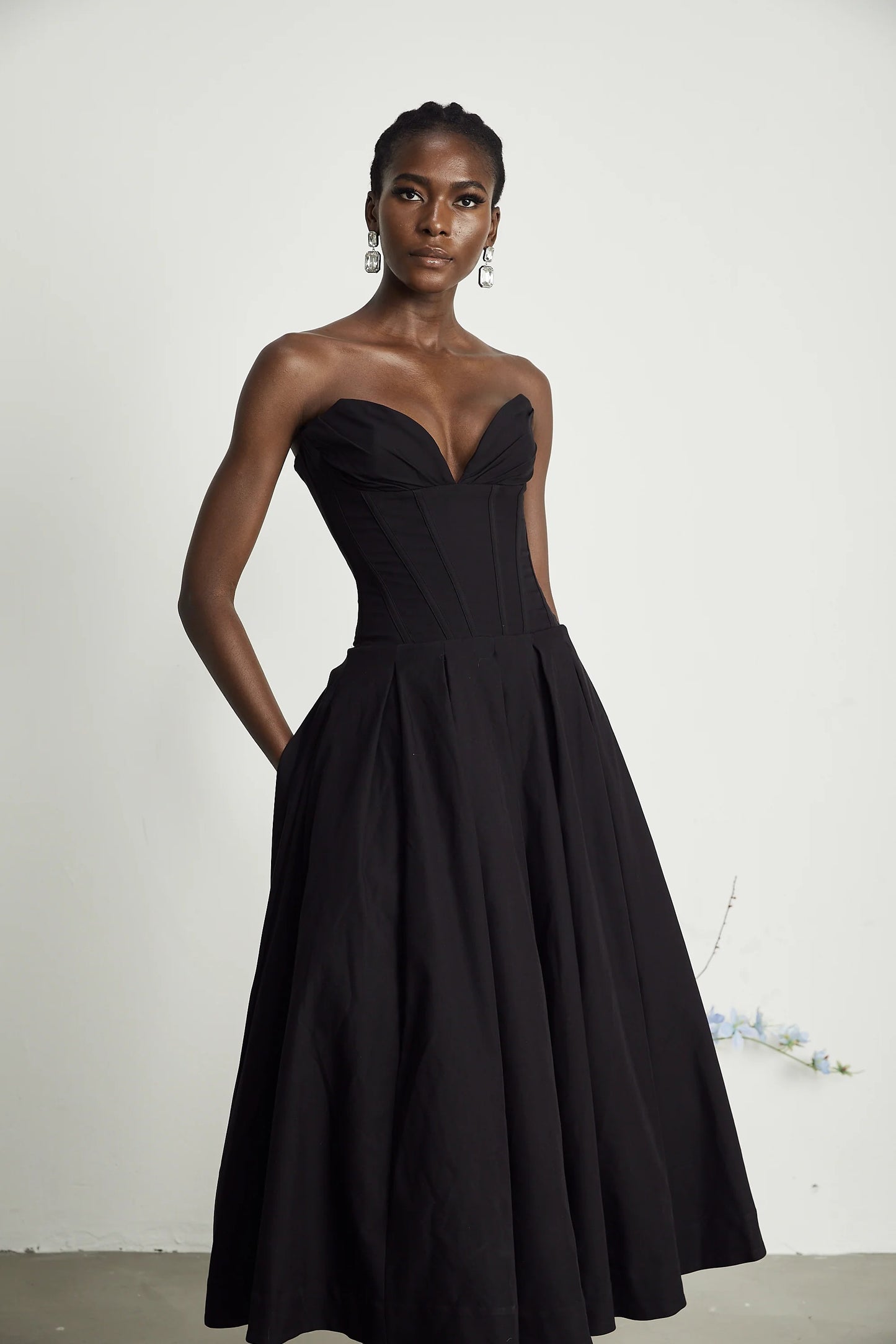 Vestido midi con hombros descubiertos y corsé
