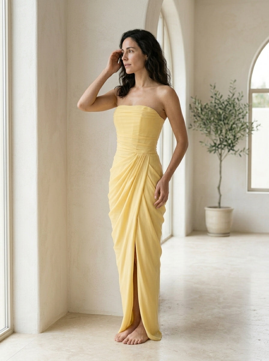 Vestido largo amarillo con fruncidos y cruce en la parte delantera de Safiya