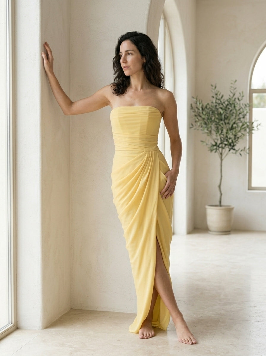 Vestido largo amarillo con fruncidos y cruce en la parte delantera de Safiya