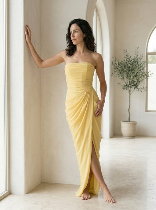 Vestido largo amarillo con fruncidos y cruce en la parte delantera de Safiya