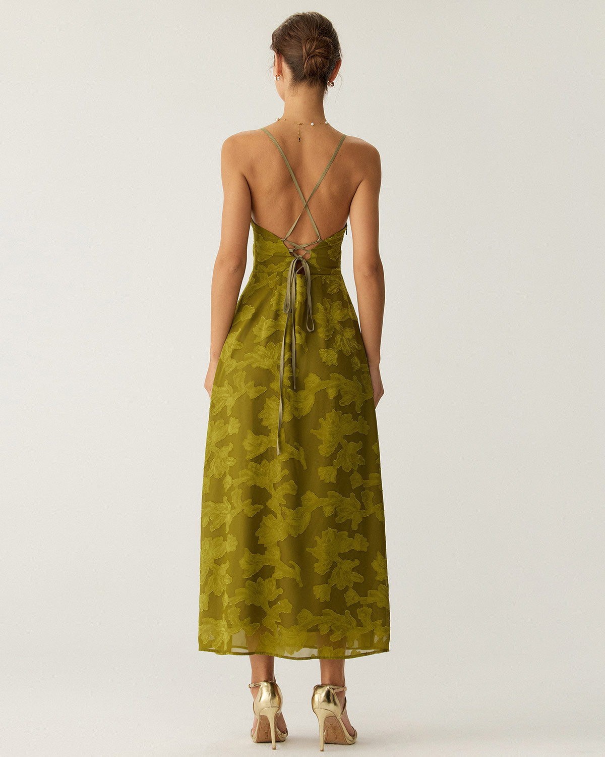Vestido largo sin espalda con fruncidos y estampado floral verde
